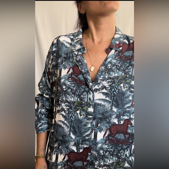 Jungle printed blouse in stunning blue burgundy color wave - Picture 3 of 7